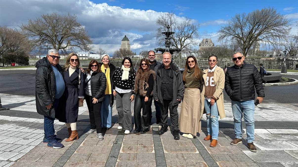 Sérgio Vianna com grupo de agentes em Québec