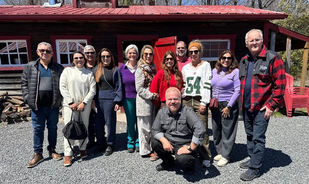 Grupo reunido com o proprietário do Chez Dany, Dany Néron