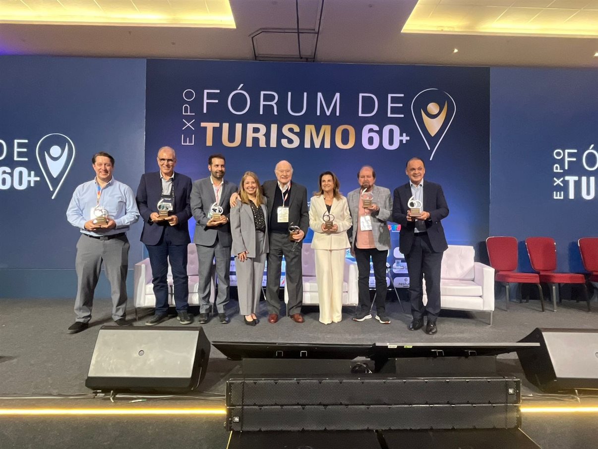 Ao centro, José Guillermo C. Alcorta recebe homenagem ao lado de outros empresários do Turismo