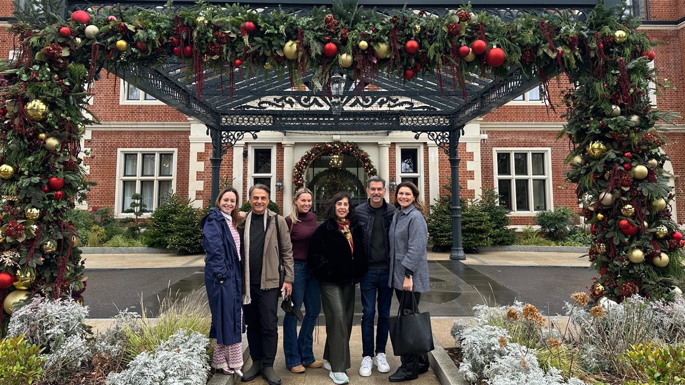 Mariela Neubauer (The Bicester Collection), Fl&aacute;vio Geo (Vida Turismo), Gabrielle Small (Luxperts), Sylvia Silva (Embark Beyond Brasil), Marcus Carneiro (Be a Traveller) e Danielle Andreazzi (Accor Luxury & Lifestyle) na entrada do Fairmont Windsor Park, da Accor Luxury & Lifestyle