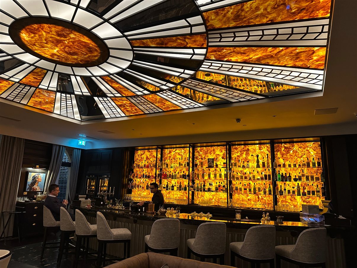 O bar principal do Fairmont Windsor Park