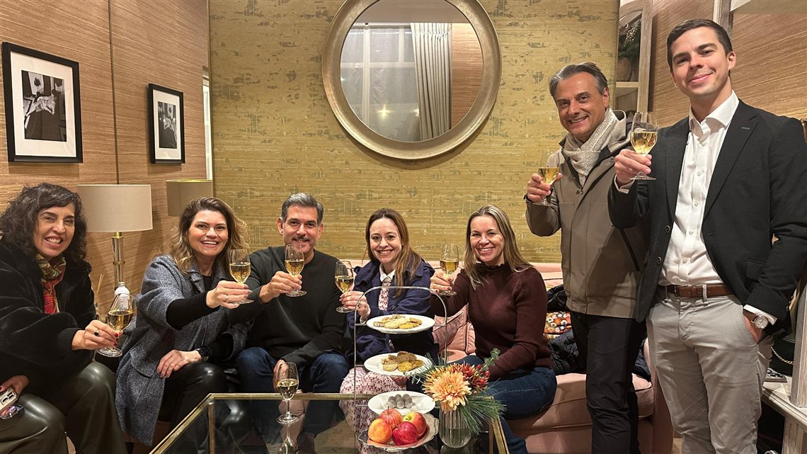 Um brinde no The Apartment, espa&ccedil;o privado do The Bicester Collection que s&oacute; pode ser reservado via agentes de viagens: Sylvia Silva (Embark Beyond Brasil ), Danielle Andreazzi (Accor Luxury & Lifestyle), Marcus Carneiro (Be a Traveller), Mariela Neubauer (The Bicester Collection), Gabriele Small (Luxperts), Fl&aacute;vio Geo (Vida Turismo) e Bence Antal (The Bicester Collection)