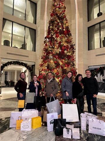 J&aacute; no lobby do Windsor Park, com todas as compras do Bicester Village