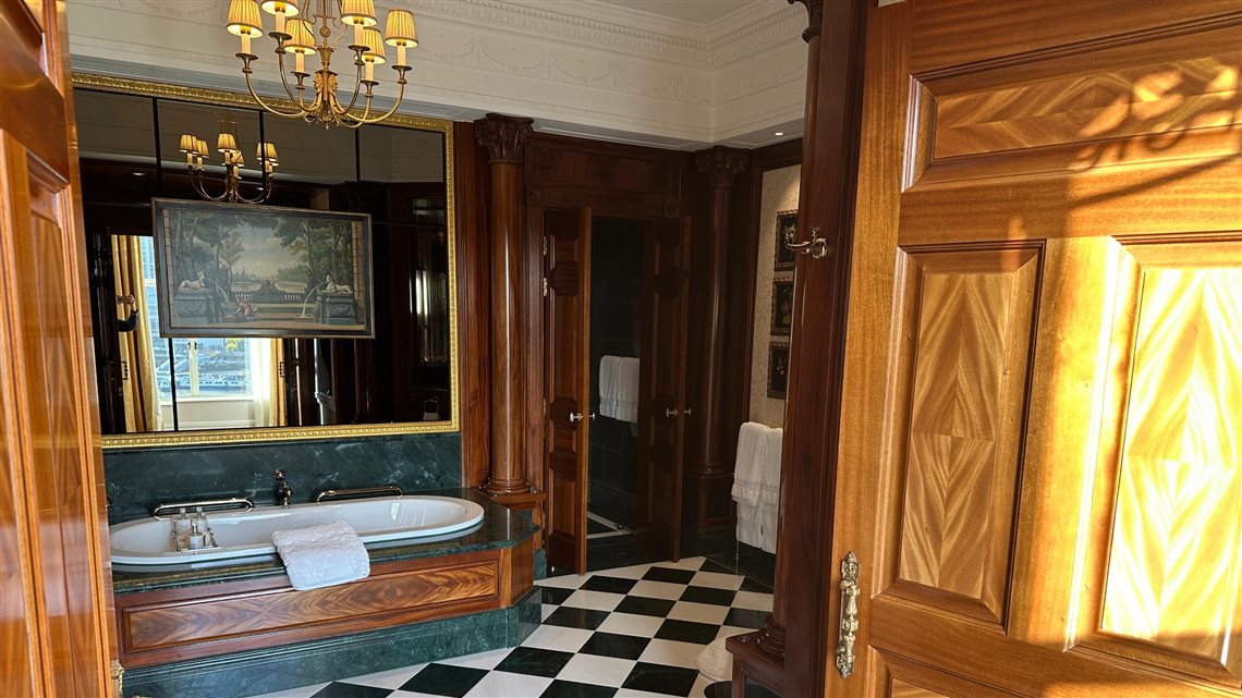 Uma das su&iacute;tes reformadas do The Savoy, da bandeira Fairmont, da Accor, em Londres