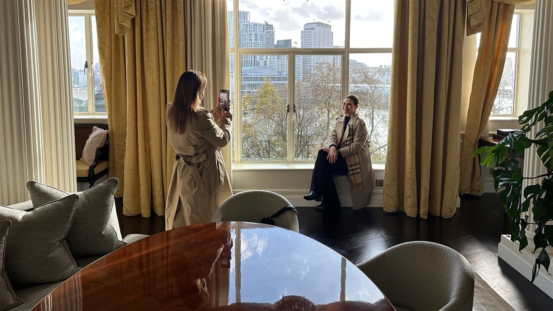Dani Andreazzi, da Accor Luxury & Lifestyle, em uma das su&iacute;tes do Fairmont com vista para o rio T&acirc;misa