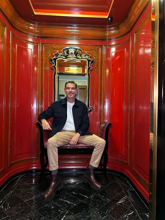 Marcus Carneiro, da Be a Traveller, no ic&ocirc;nico elevador do The Savoy, o primeiro hotel a contar comesse meio de transporte no Reino Unido