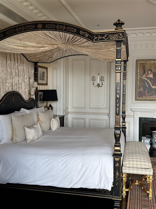 A cama de uma das su&iacute;tes reformadas do The Savoy