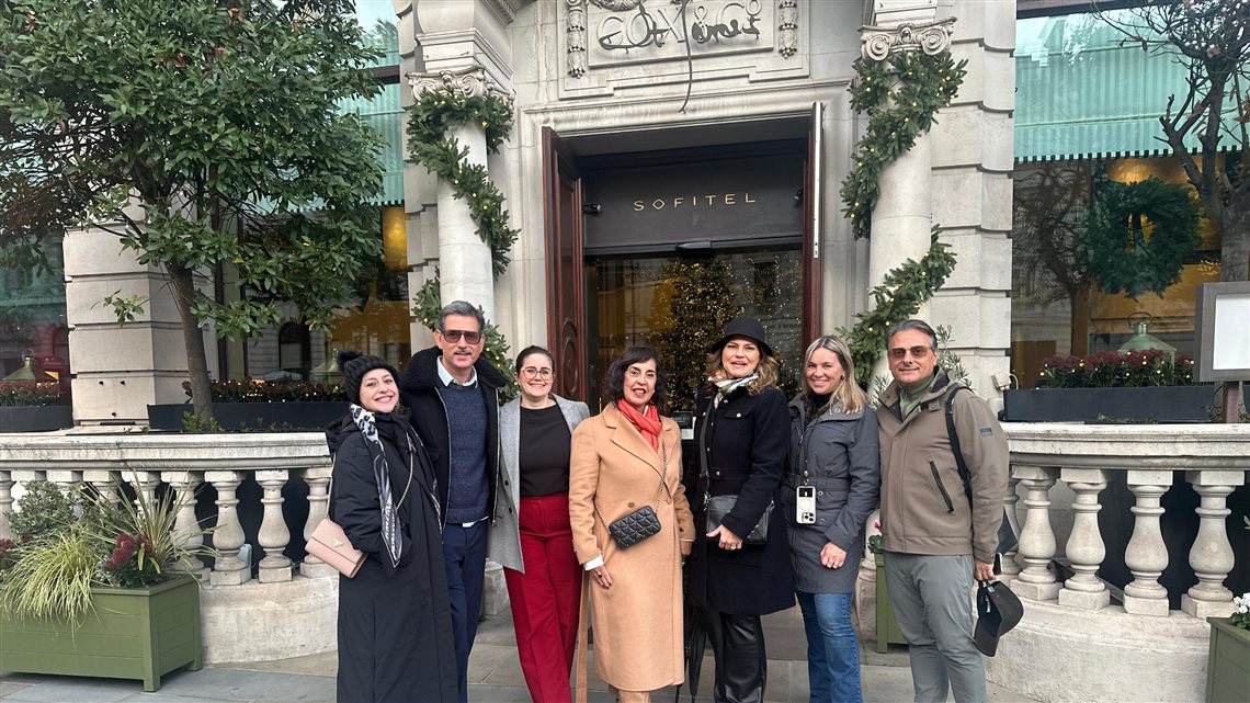 Grupo de famtour brasileiro em frente ao Sofitel London St James
