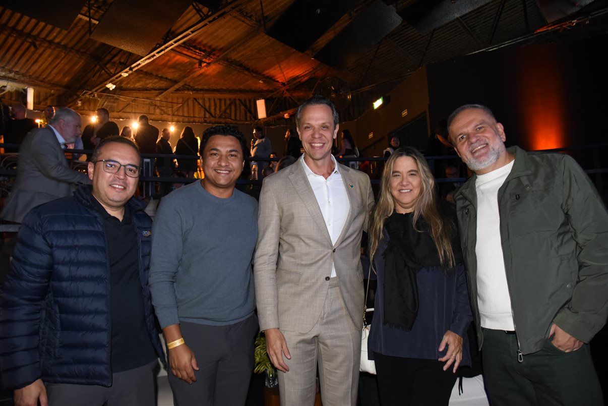 Rene Amorim, da PANROTAS, Yuri Benites, da Itaipu Parquetec (Foz), Bruno Reis, presidente da Embratur, Fabiana Misse, da Secretaria de Turismo da Cidade do Rio, e Artur Luiz Andrade, da PANROTAS