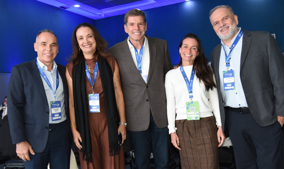 Sandro Fernandes, do Grupo Iter, Carol Negri, do Sindepat, Alexandre Accioly, do Roxy Dinner Show, Roberta Werner, do Visit Rio, e Artur Luiz Andrade, da PANROTAS