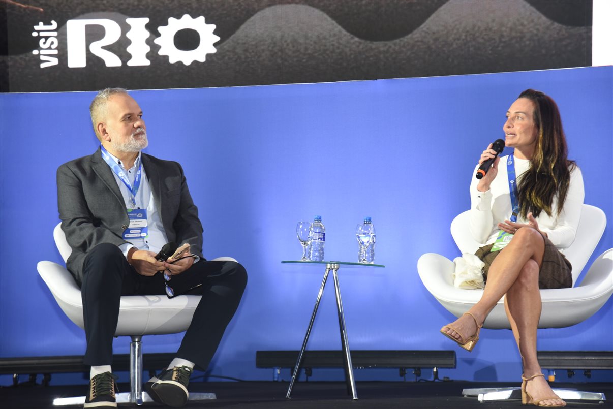 Artur Luiz Andrade, da PANROTAS, e Roberta Werner, do Visit Rio