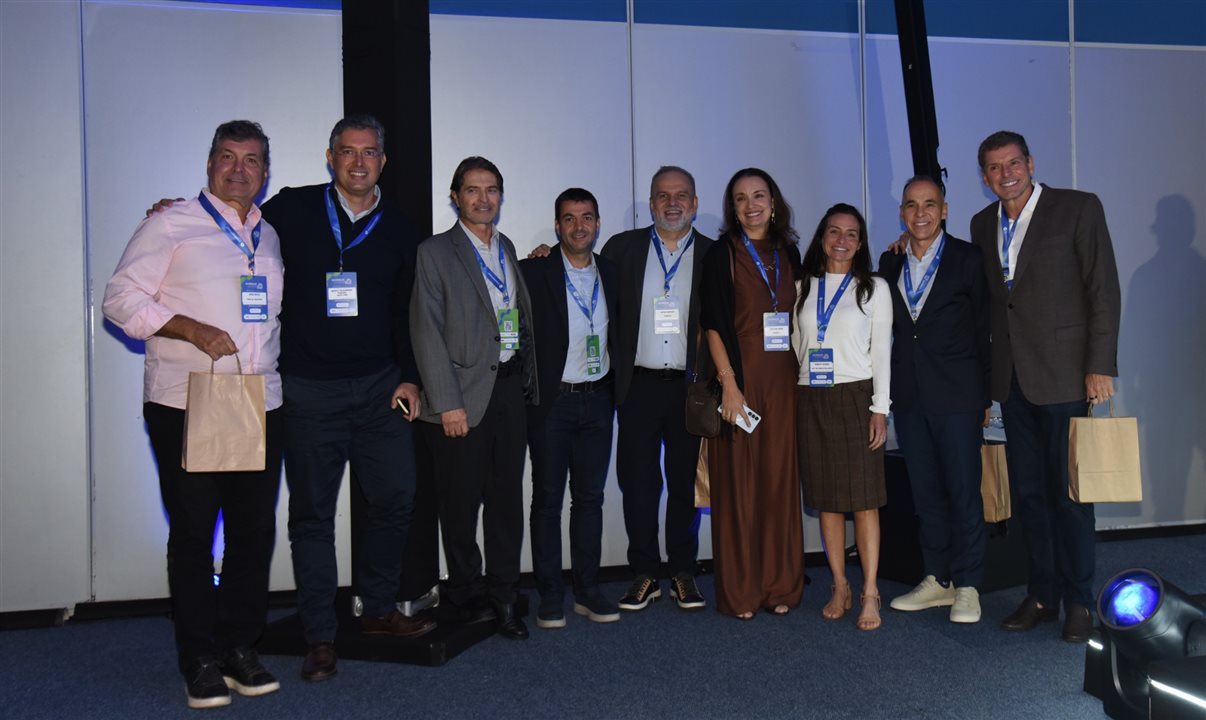 Savio Neves, do Trem do Corcovado, Murilo Pascoal, do Beach Park, Alain Baldacci, do Wet'n Wild, Pablo Morbis, do Sindepat, Artur Luiz Andrade, da PANROTAS, Carolina Negri, do Sindepat, Roberta Werner, do Visit Rio, Sandro Roberto Fernandes, do Grupo Iter, e Alexandre Accioly, do Roxy Dinner Show