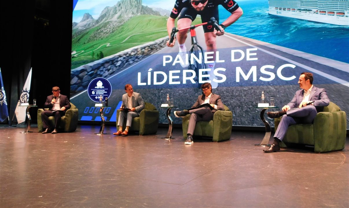 André Coutinho, da BandNews, modera painel com Adrian Ursilli, Ignacio Palacios e Eduardo Simões, da MSC Cruzeiros