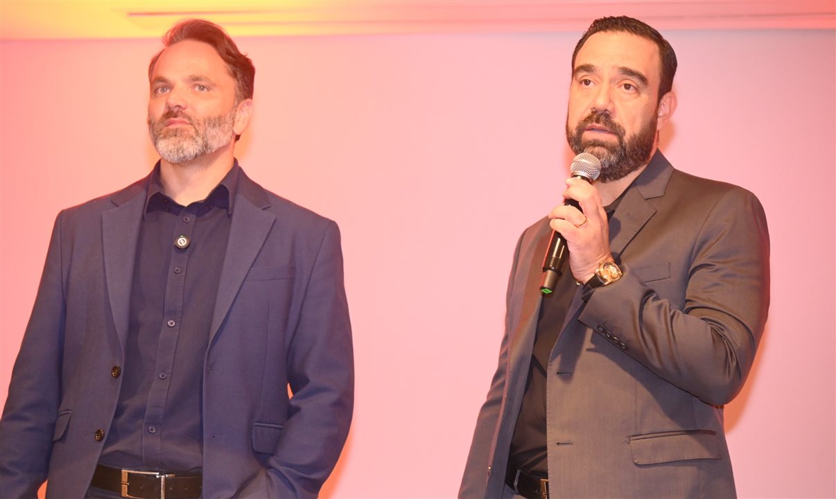 Caio Hernandez e Rodrigo Dutra no palco conversando com os convidados da BCD