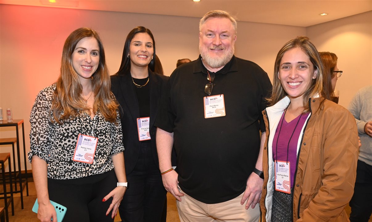 Priscila Neiva e Paul Barry, da BCD Travel, entre Raissa Vieira e Ana Paula Ramos, da EY