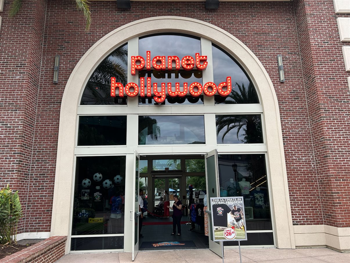 A primeira versão do Planet Hollywood foi inaugurada em 1994, quando o local ainda se chamava Downtown Disney