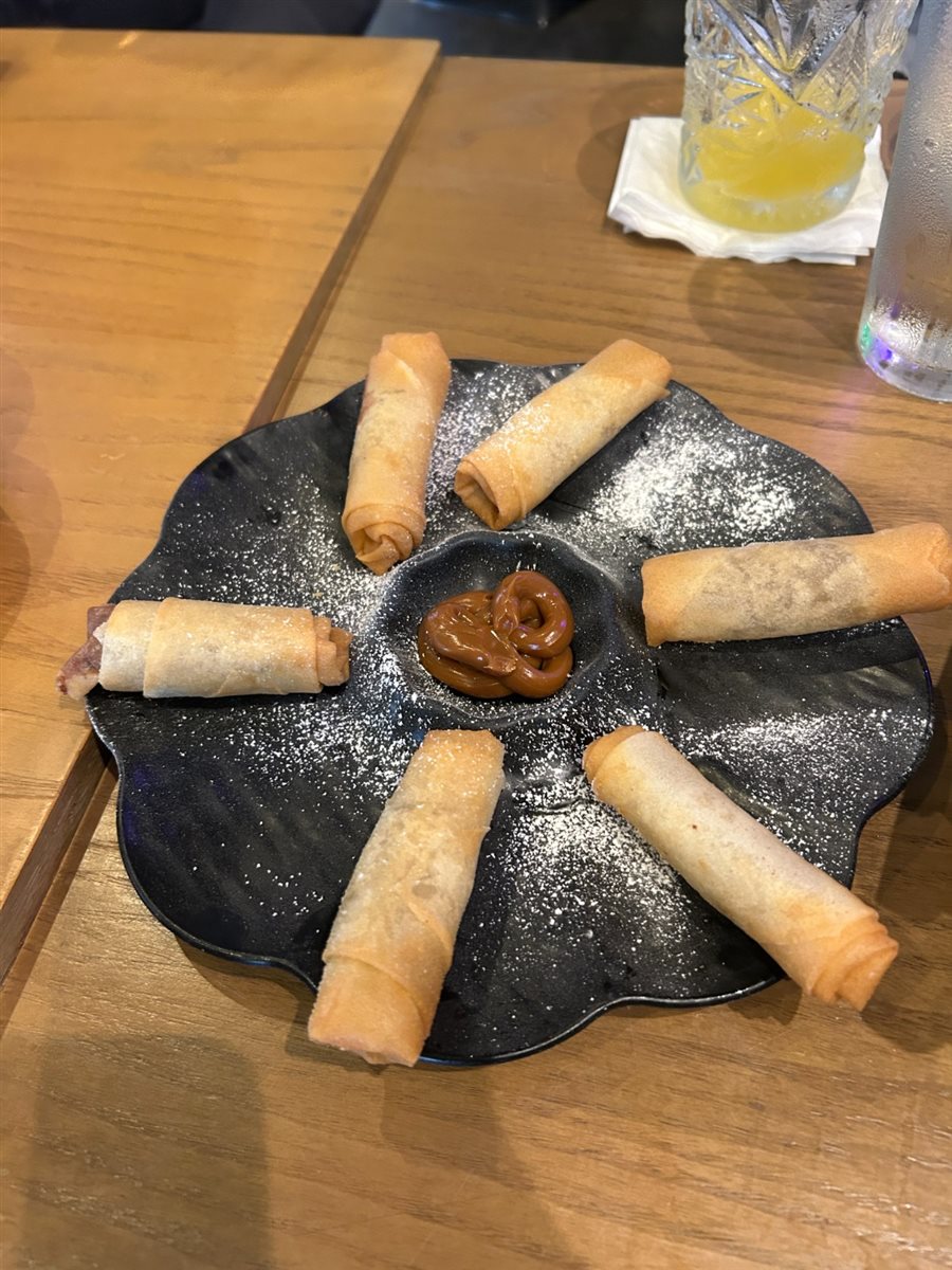 Sushis e peças variadas são servidas para os clientes