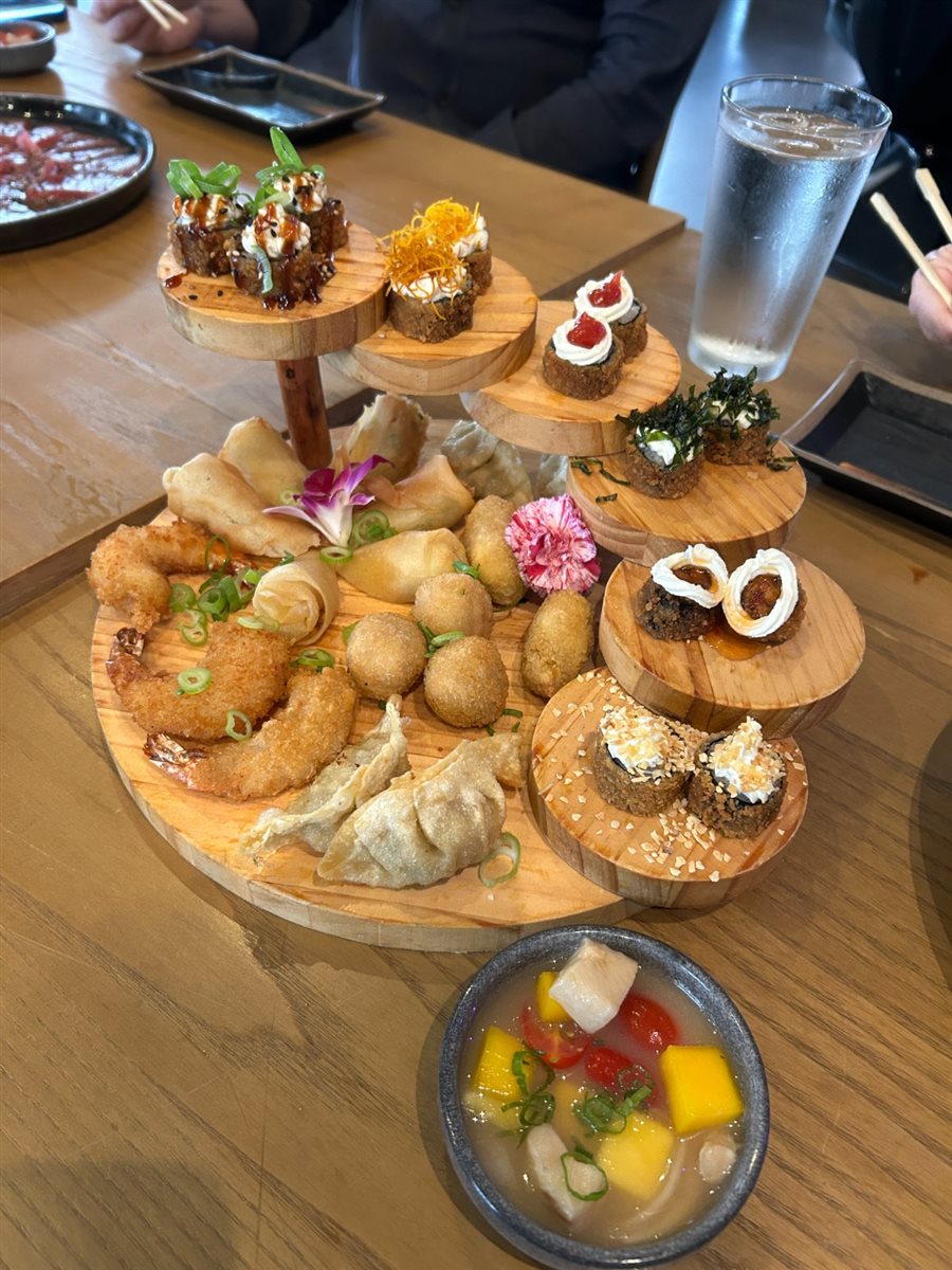 Sushis e peças variadas são servidas para os clientes