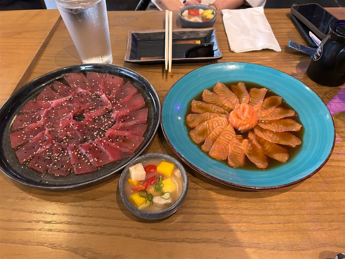Sushis e peças variadas são servidas para os clientes