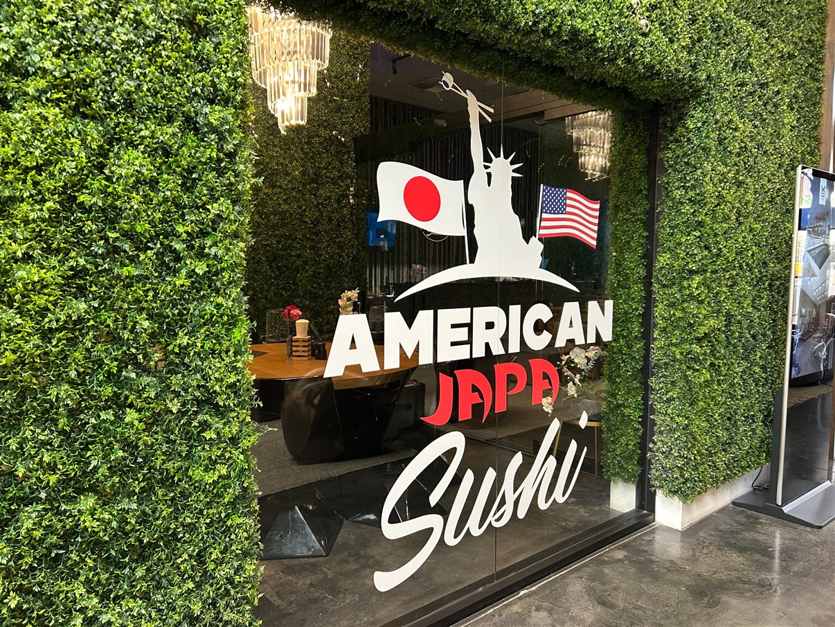 Sushis e peças variadas são servidas para os clientes