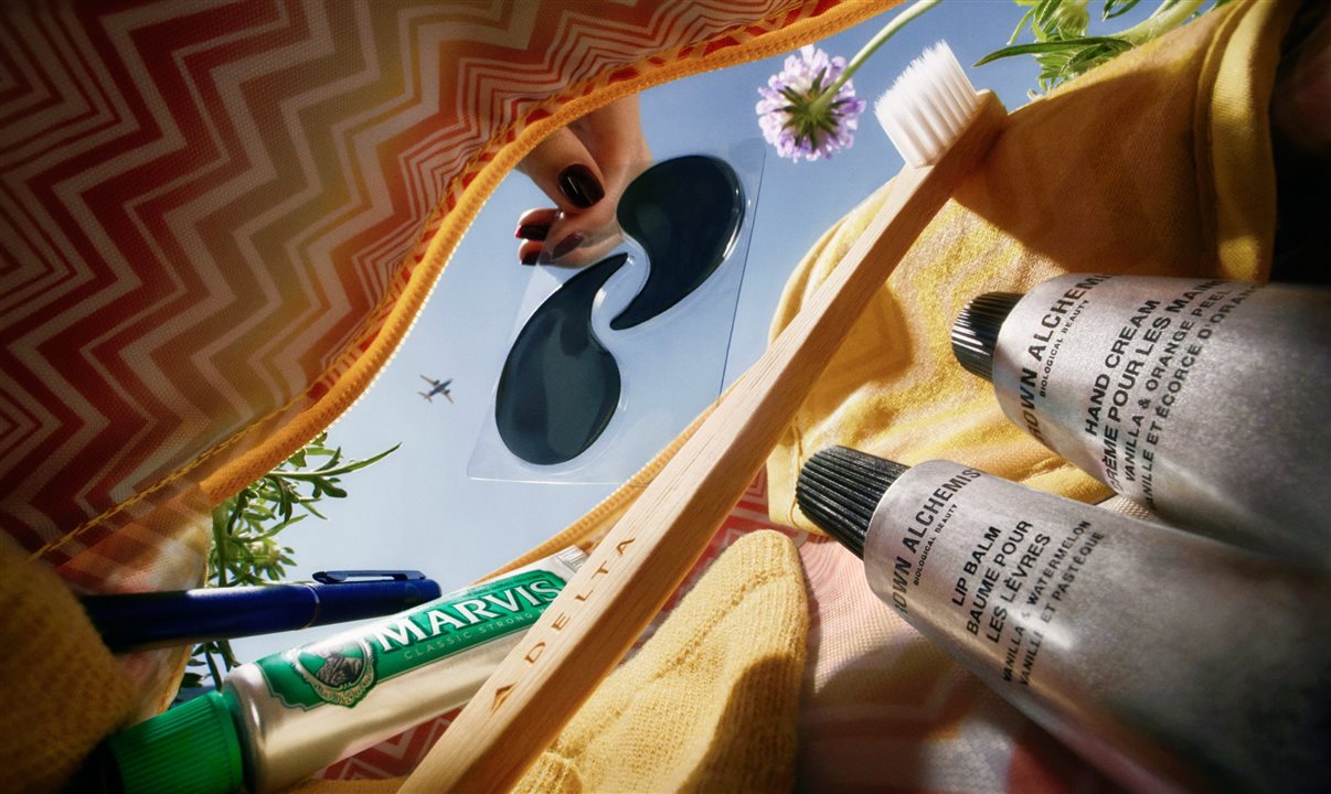 Kit conta com creme reparador para as mãos com aroma de baunilha e casca de laranja, novos adesivos para a área dos olhos Hydra-Restore e um novo protetor labial de hortelã