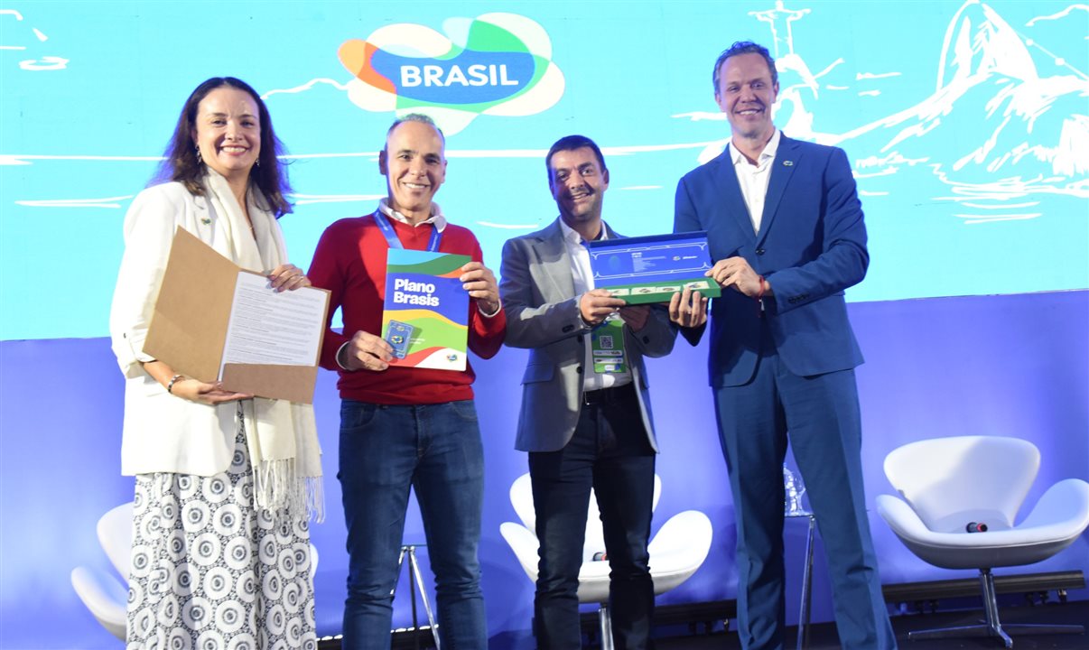 Carol Negri, do Sindepat, Sandro Fernandes, do Grupo Iter, Pablo Morbis, do Sindepat, e Bruno Reis, da Embratur