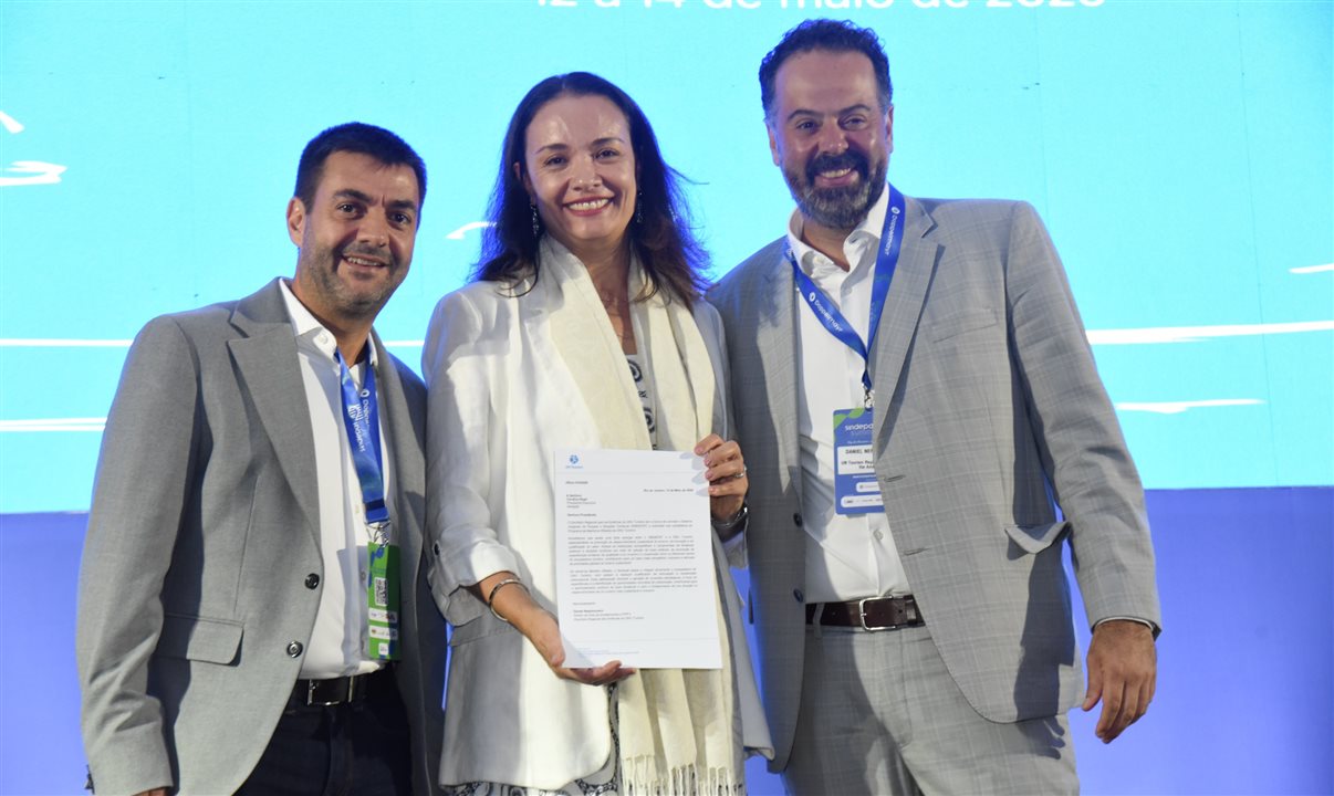 Pablo Morbis e Carol Negri, do Sindepat, com Daniel Nepomuceno, da ONU Turismo