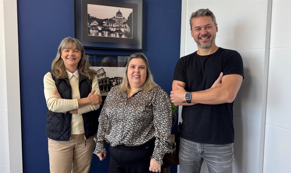 Eliane Raboni e Cilene Baldassin ao lado do COO da Frt, Diego Soares