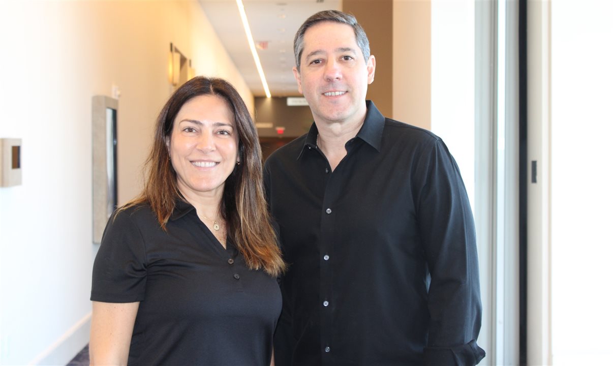 Gabriella Cavalheiro, diretora de Desenvolvimento de Negócios, e Marcos Barros, vice-presidente de Vendas e Marketing da Universal para América Latina