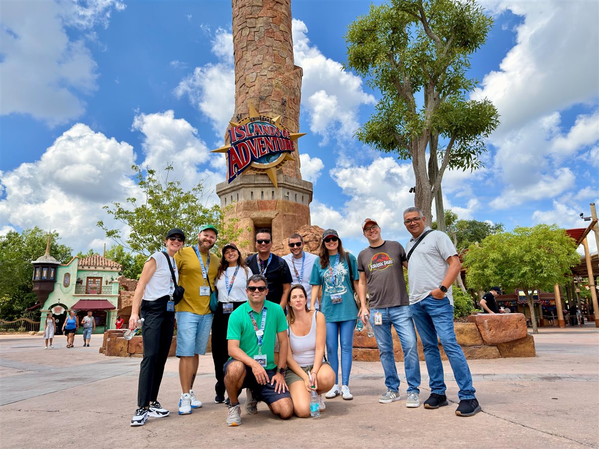 Juliana Baraldi, da Universal, Bruno Pedrassini, da Kaluah, Josy Ribeiro, da SunCoastUSA, Alberto Baccarin, da Orinter, Marcus Hentz, da VMZ Viagens, Bruna Castro, da Azul Viagens, Martim Diniz, Felipe Hernandez e Renato Gonçalves, da Universal, e Janaina Maria, da CVC, na entrada do Island of Adventure