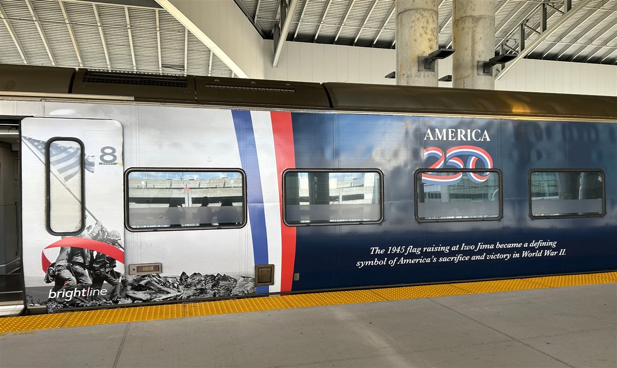 Trem do Brightline, em Orlando, homenageia os 250 anos da independência dos EUA