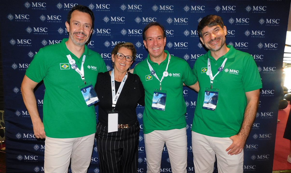 Ines Bellini, da Mendes Tur, entre Eduardo Simões, Adrian Ursilli e Ignacio Palacios, da MSC Cruzeiros