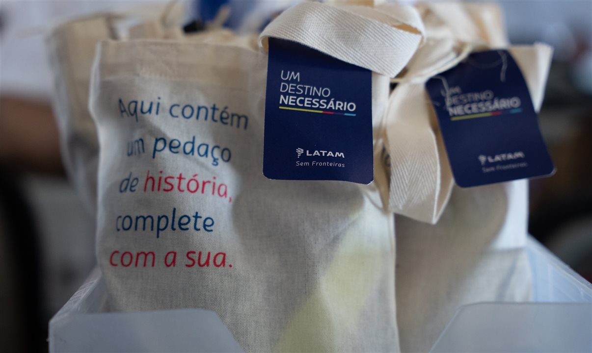 Em 2025, a reutilização de materiais também resultou na produção de milhares de itens, como mais de três mil nécessaires, 2,8 mil sacolas ecológicas e cerca de 900 bolsas transversais
