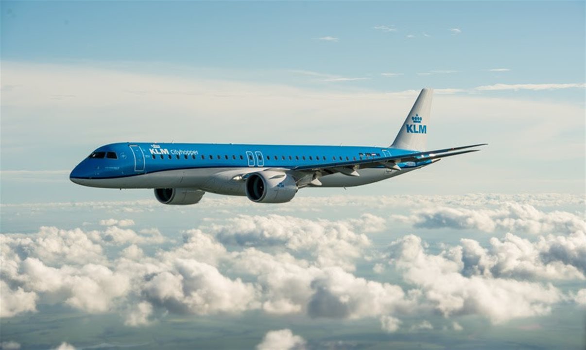 Durante a decolagem no Brasil, a aeronave exibiu a bandeira brasileira, um gesto que emocionou as equipes em solo e reforçou o orgulho pela origem do avião
