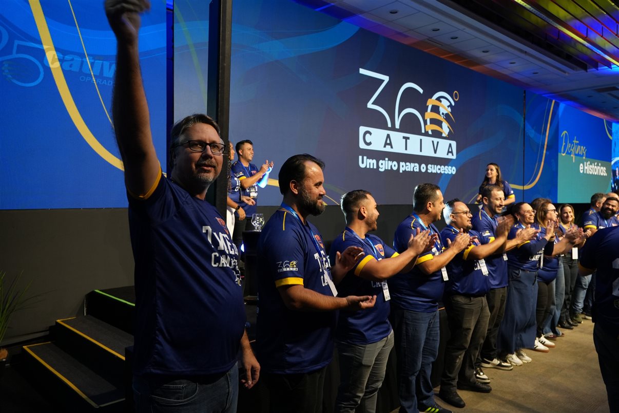 Equipe Cativa reunida no palco do evento