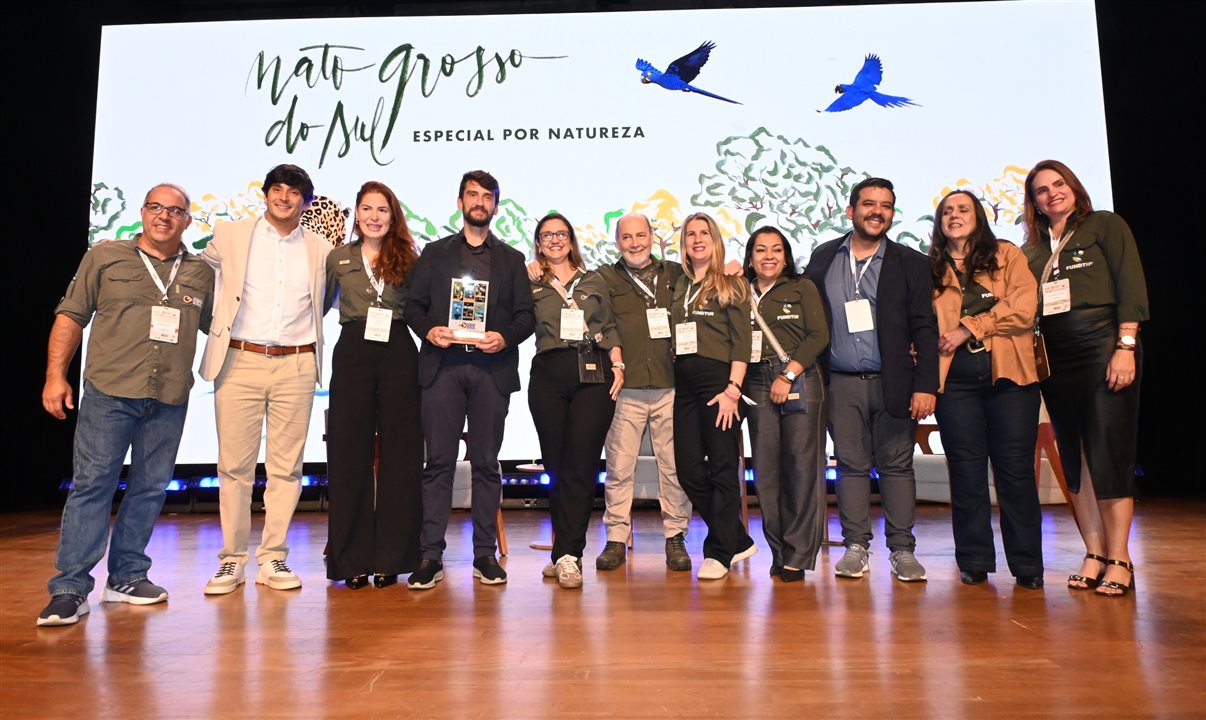 A equipe da Fundtur-MS homenageou Bruno Windling no palco do evento