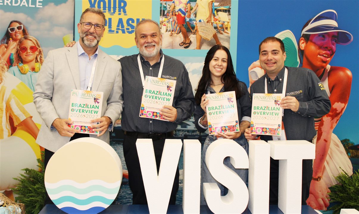 Adrian Bertini, do Ladevi/PANROTAS, e Artur Luiz Andrade, Beatriz Contelli e Pedro Menezes, da PANROTAS, com a edição impressa do Brazilian Overview 2026/2027 lançado no IPW 2026