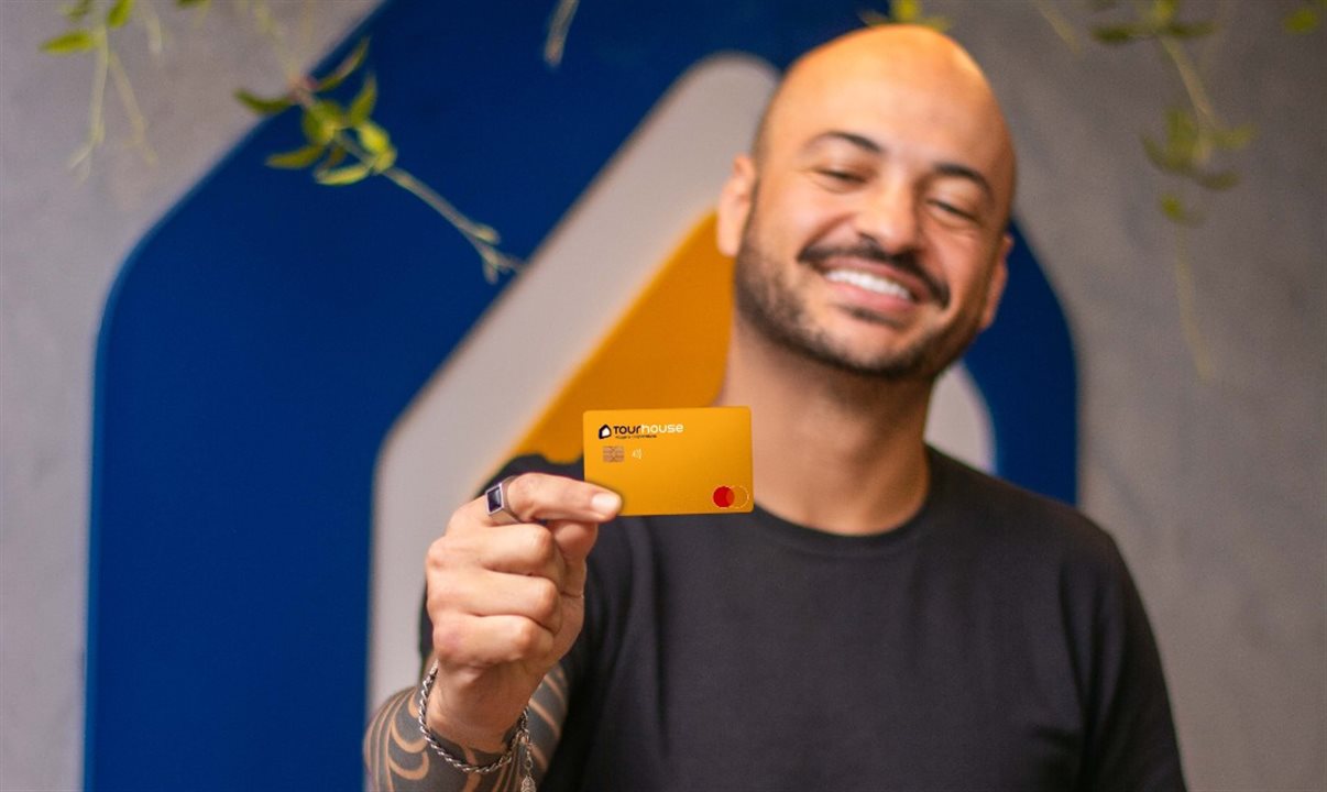 Gian Terhoch, CEO da Tour House Viagens Corporativas, com o cartão da Tour House Pay