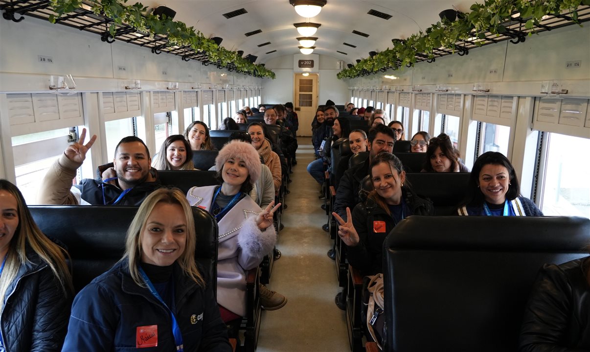 Agentes visitam trem Maria Fumaça, ligando Bento Gonçalves, Garibaldi e Carlos Barbosa