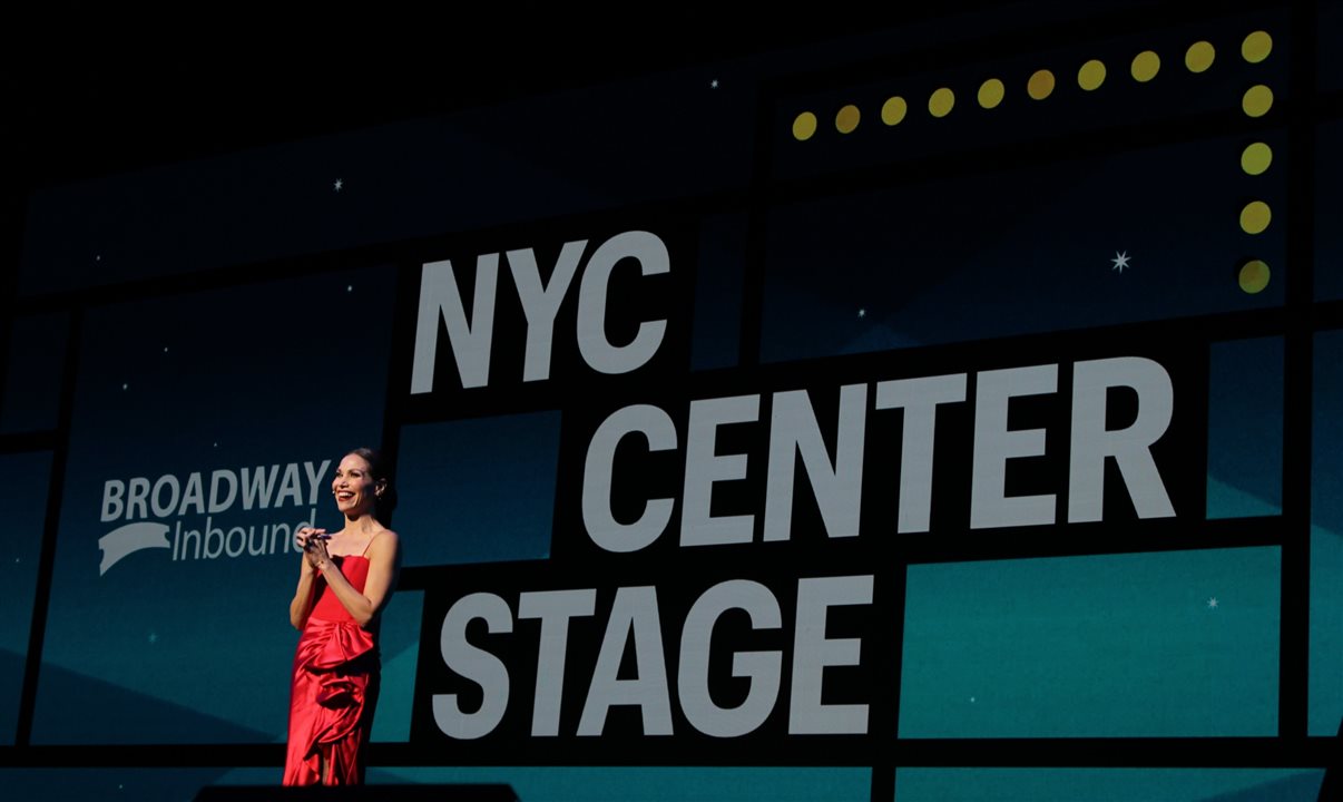  Atriz Bianca Marroquín apresenta o evento NYC Center Stage