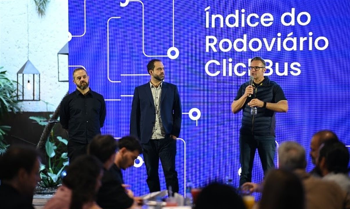 Fábio Trentini, CTO da ClickBus, Bruno Oliva, presidente da Fipe, e Phillip Klien, presidente da ClickBus