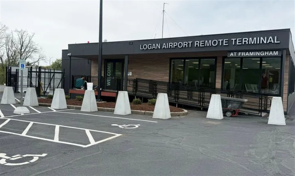 Em Framingham, os passageiros farão check-in com sua companhia aérea e passarão pela TSA antes de embarcar em um ônibus que os levará ao aeroporto