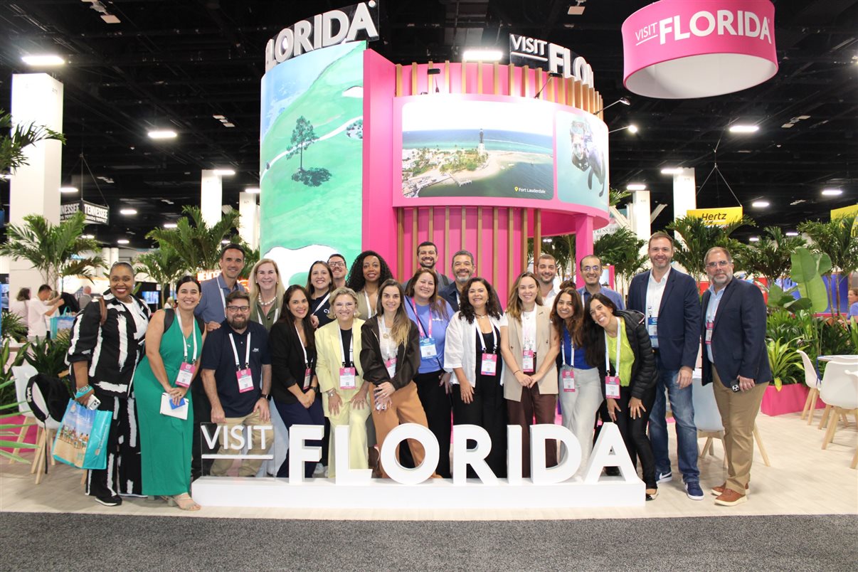 Delegação brasileira no estande do Visit Florida no IPW 2026