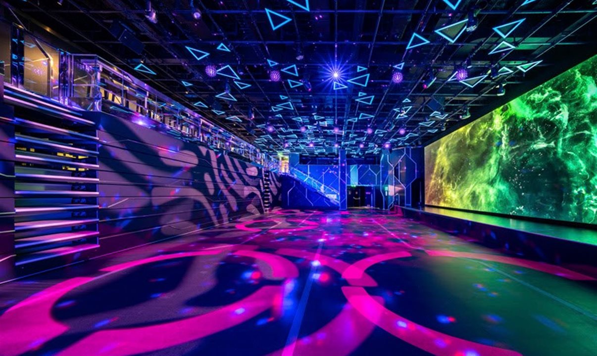 MSC Luna Park Arena: todo o piso se transforma em uma arena interativa, permitindo que os hóspedes participem de experiências de jogos dinâmicos e imersivos