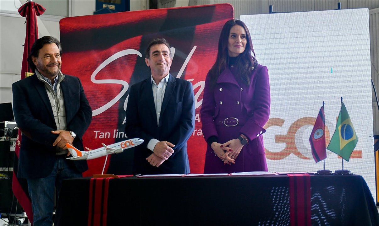 Na manhã desta quinta-feira (21), em evento no Aeroporto de Salta, a Gol anunciou ao lado do governo local sua mais nova rota internacional regular e sem escalas entre o Brasil e a Argentina: Rio de Janeiro (GIG)-Salta (SLA). Da esq. para a dir., na foto: Gustavo Sáenz, governador de Salta; Luciano Arizaga, gerente de Desenvolvimento da GOL; e Manuela Arancibia, ministra do Turismo e Esportes da província de Salta