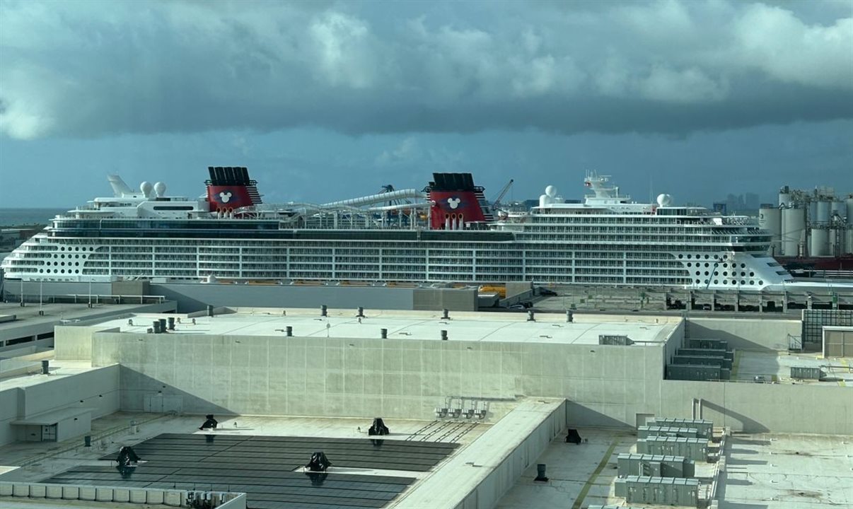 Navio da Disney Cruise Line atracado no Port Everglades