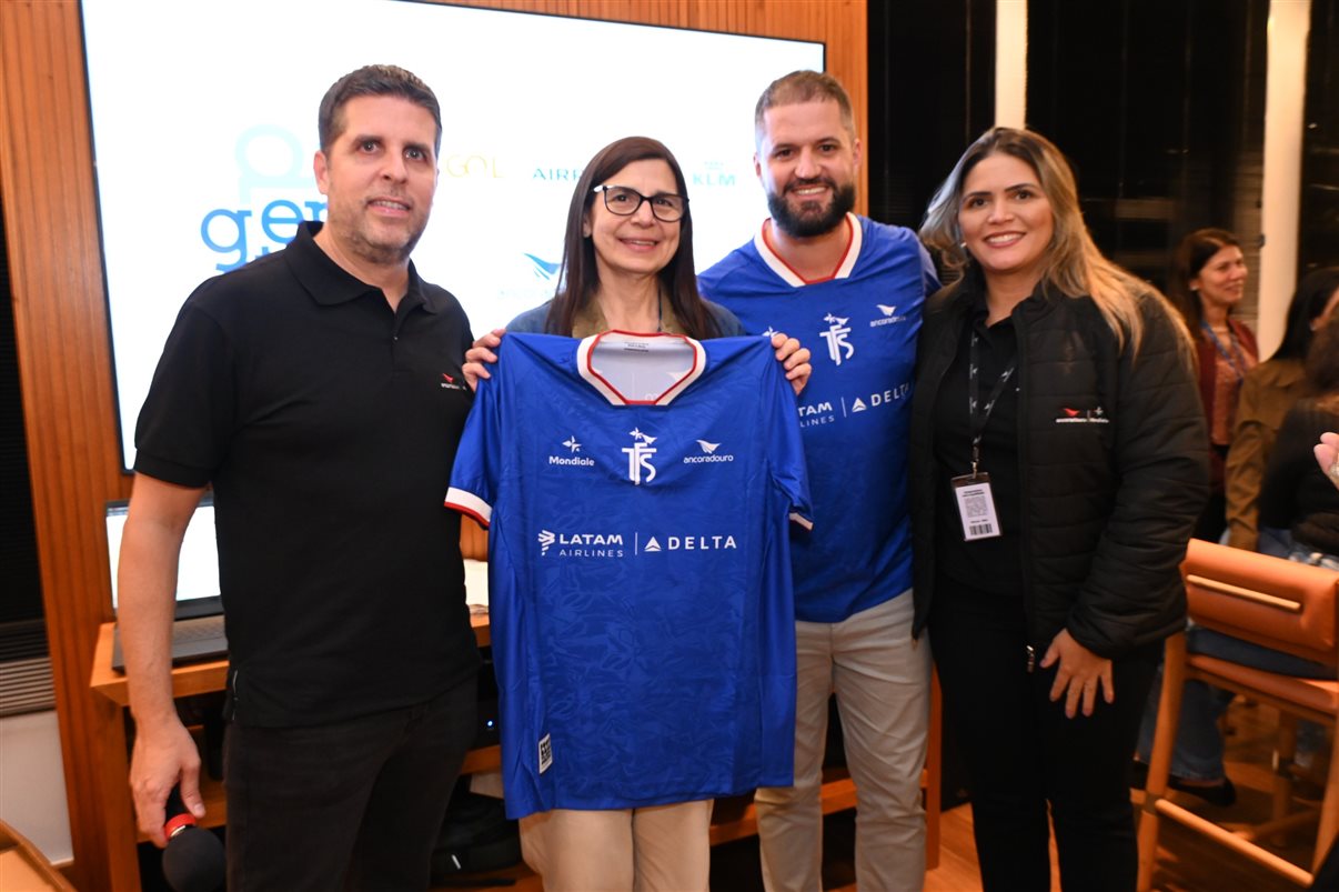 Daniel Castanho, da Ancoradouro, Renata Miziara, da Klipping Viagens, que resgatou diversas camisetas da campanha Football Travel Series, Enrico Martins, da Latam e Delta, e Claudia Dias, da Ancoradouro
