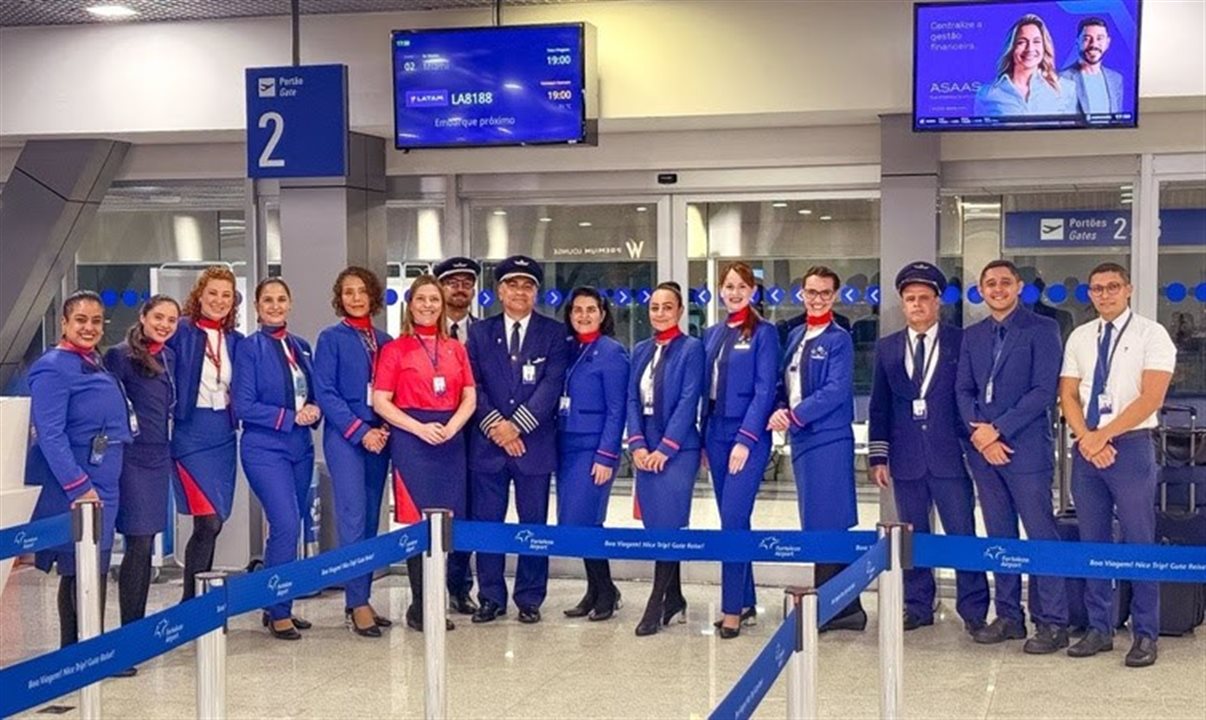 Tripulação do voo Fortaleza-Miami da Latam e equipe da companhia no aeroporto de Fortaleza