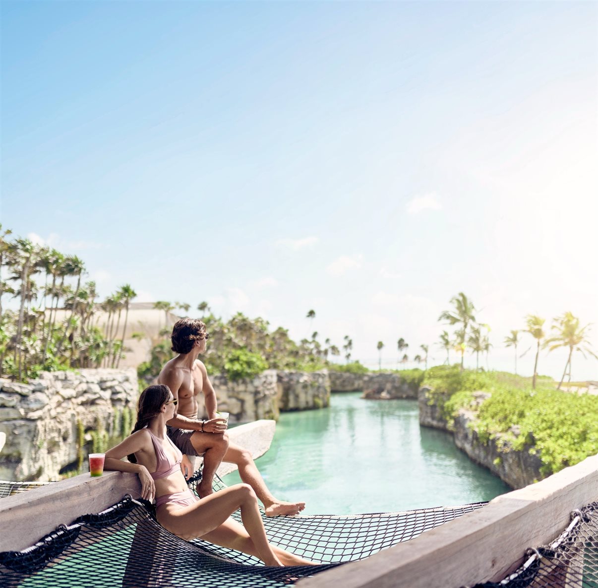O bem-estar ganha protagonismo com o Muluk Spa, premiado pelo Forbes Travel Guide, enquanto iniciativas de preservação de corais e eficiência energética reforçam o compromisso com um luxo consciente