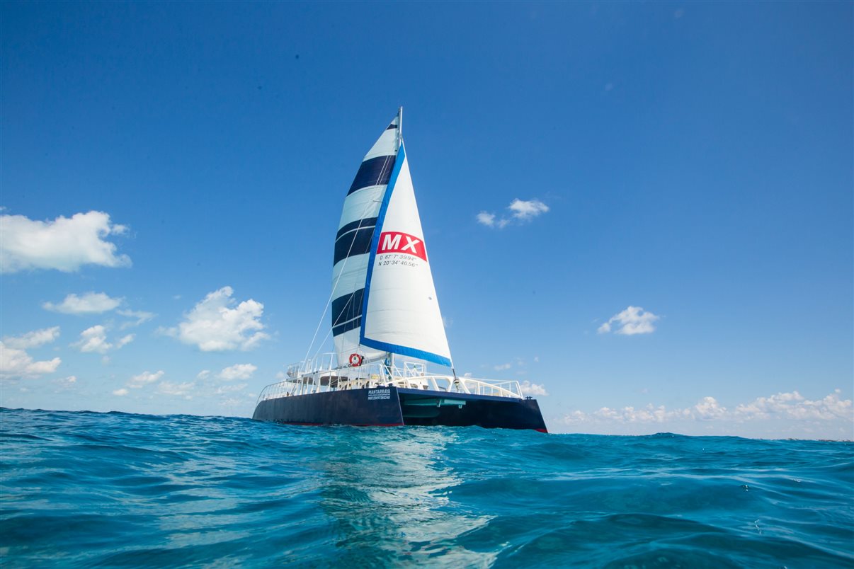 Para os amantes do mar, o tour Catamarã Prime até Isla Mujeres combina conforto e entretenimento em águas cristalinas